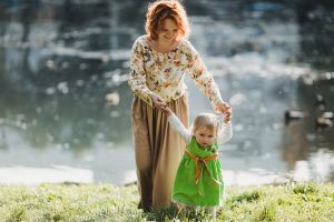 Attaccamento mamma bambino: le origini della sicurezza